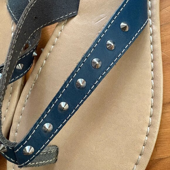 WOMENS FIORUCCI ITALY LEATHER SANDALS /FLATS /THONGS NAVY W/SILVER STUDS SIZE 10 - Picture 2 of 5